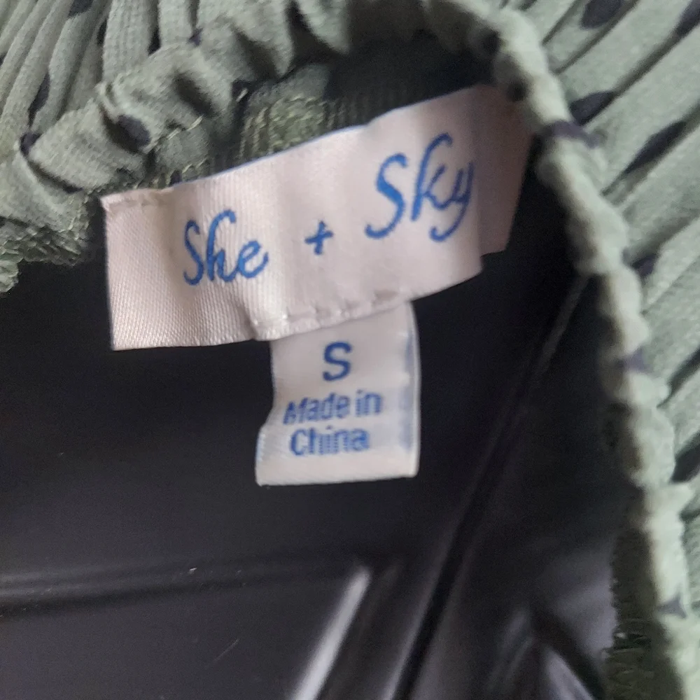 She &Sky Pleated Blouse - Picture 5 of 5